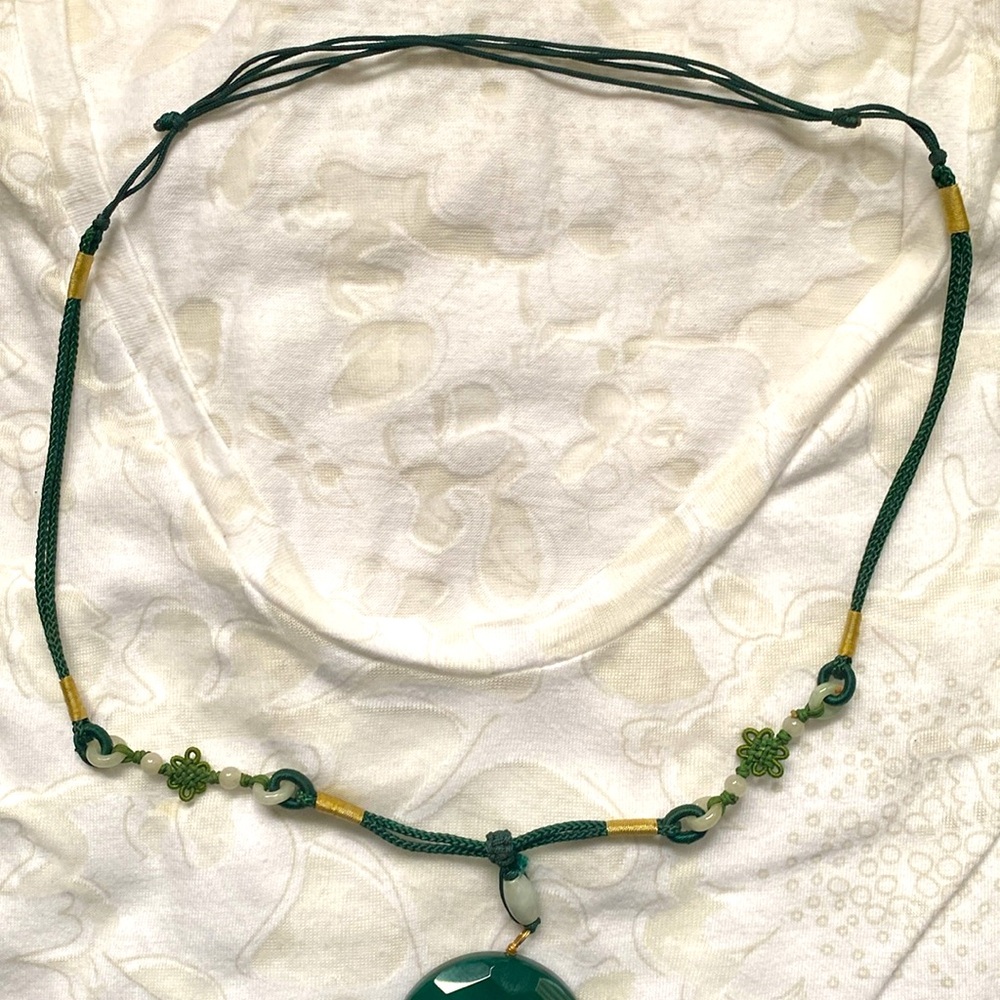 Jewelry green glass beaded necklace. - Picture 6 of 8